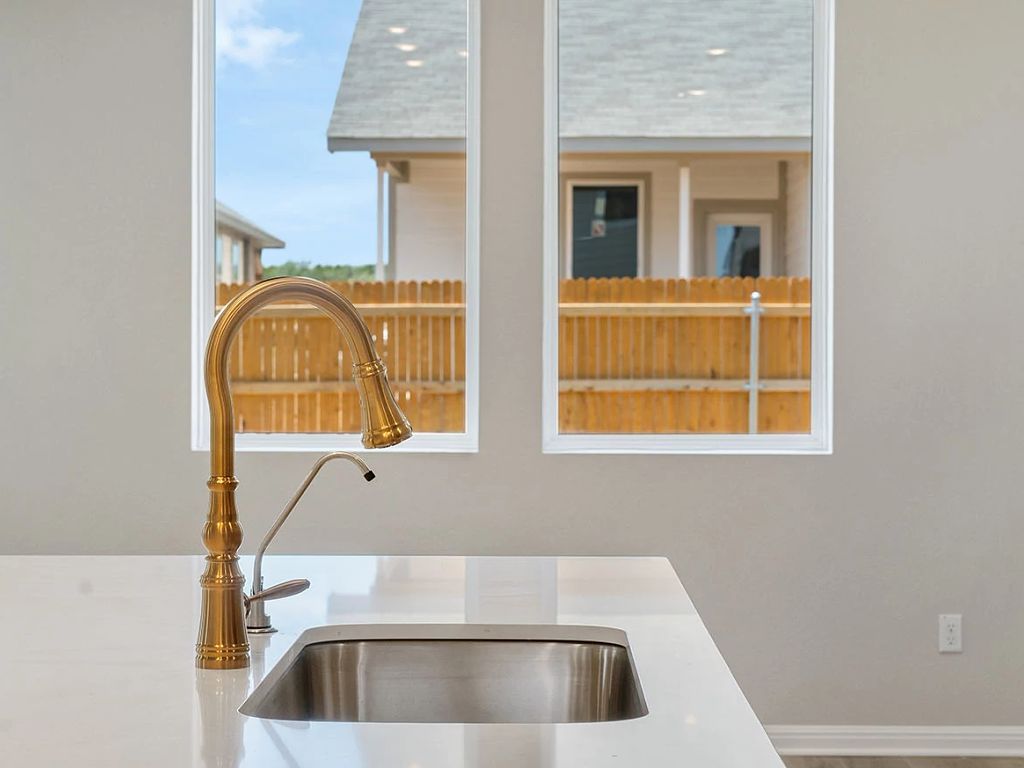Lariat - Conroe Interior Image 6