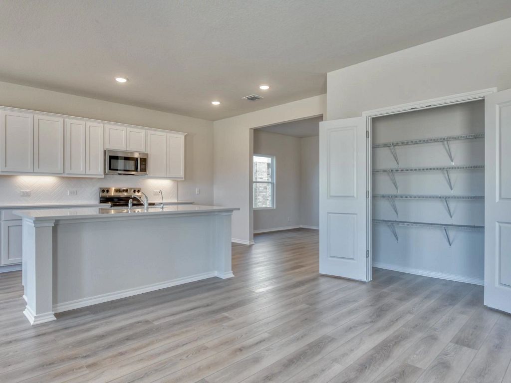 Hennersby Hollow - Placid Interior Image 9