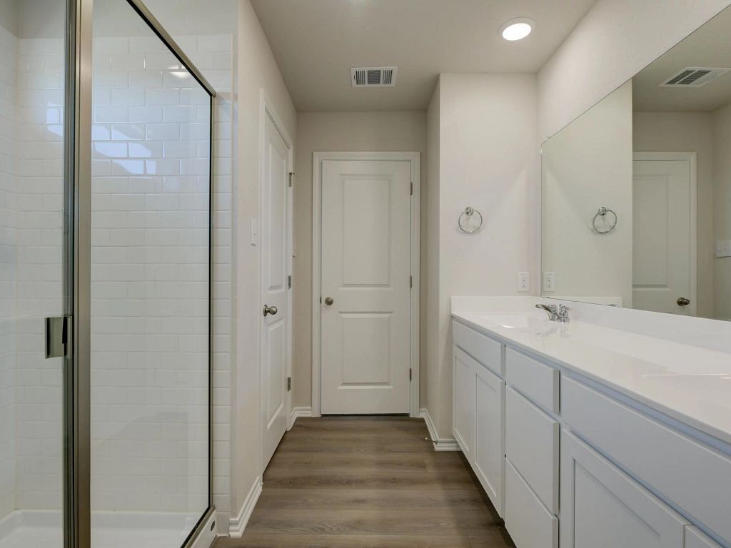 Hennersby Hollow - Placid Interior Image 17