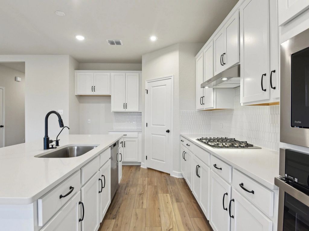 Hennersby Hollow - Makenzie Interior Image 12