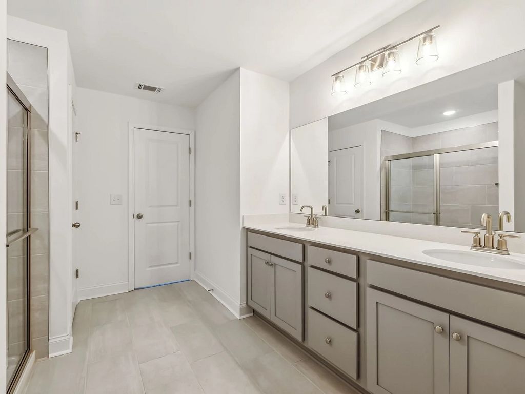 Cades Bluff - Westmore Interior Image 9