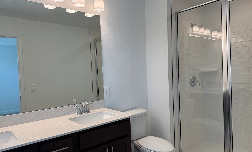 Luxurious primary en suite bathroom