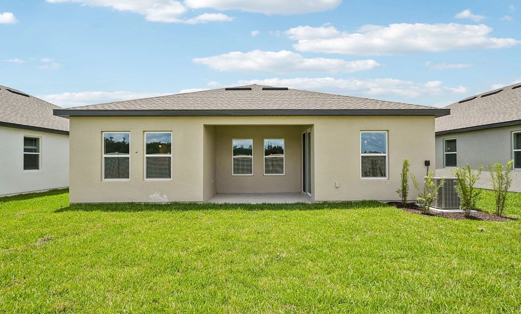 The back of this Hawkins features a great sized backyard