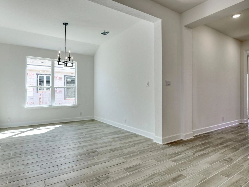 Megan's Landing - Carmen Interior Image 4