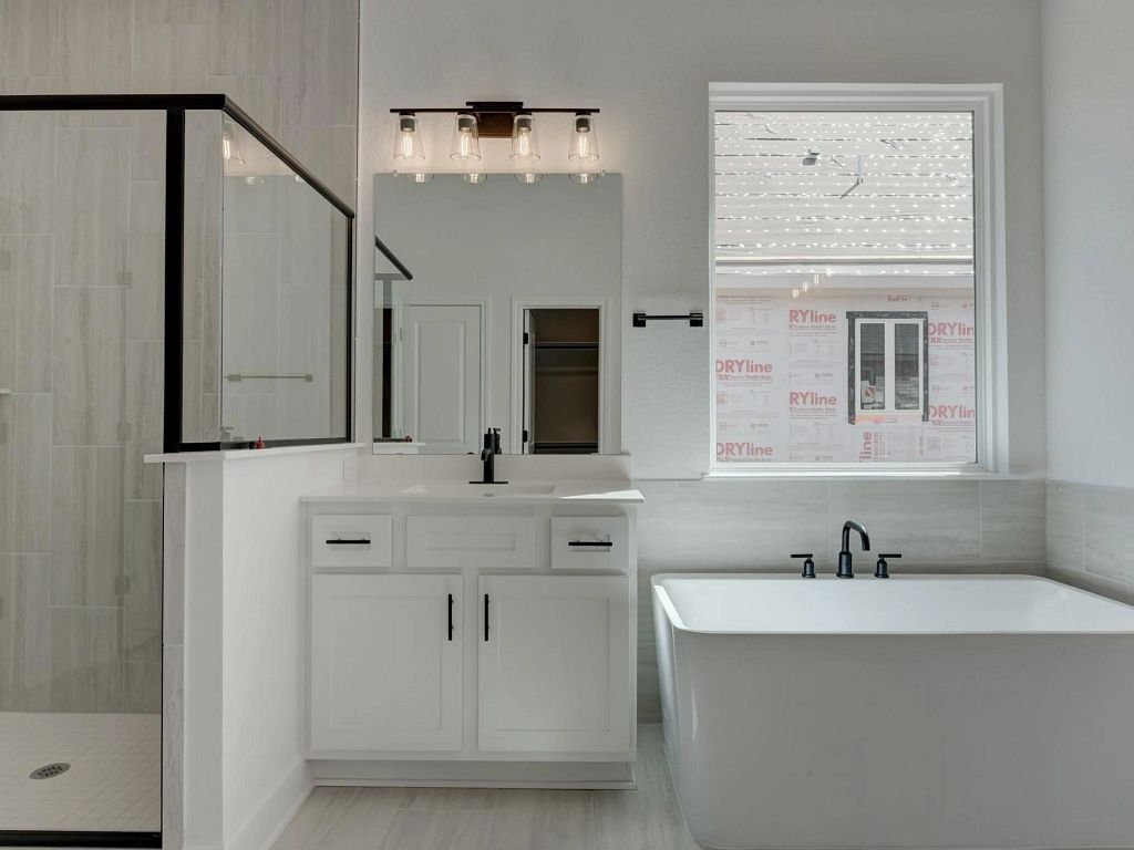 Megan's Landing - Carmen Interior Image 13