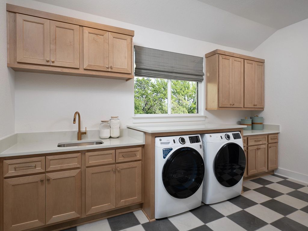 Megan's Landing - Milam Interior Image 9