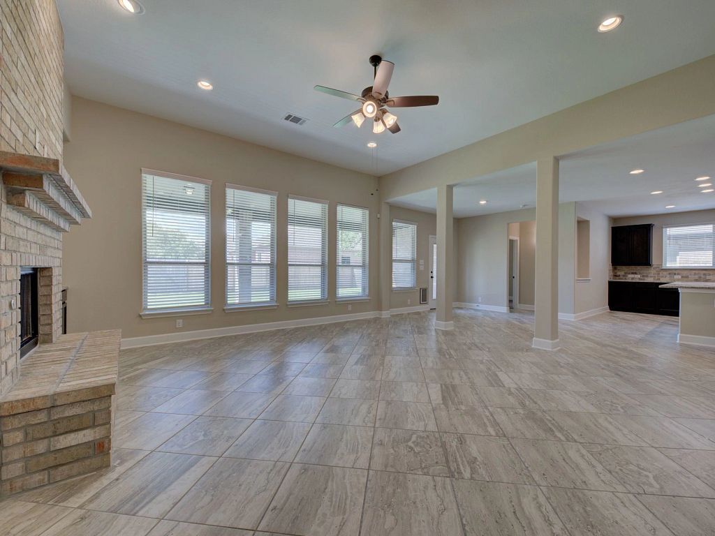 Megan's Landing - Parker Interior Image 4