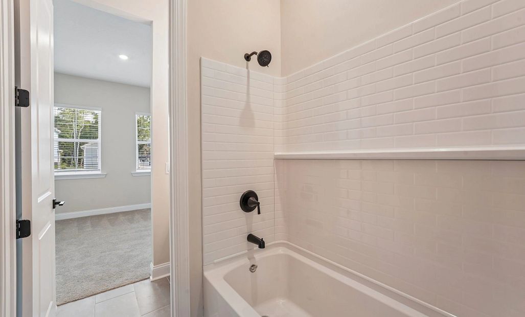 Shared tub/shower combo for bedroom 3 and 4