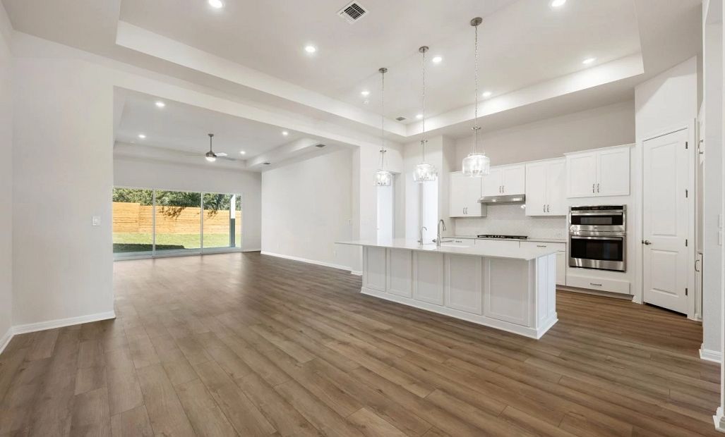Kitchen & Breakfast Area