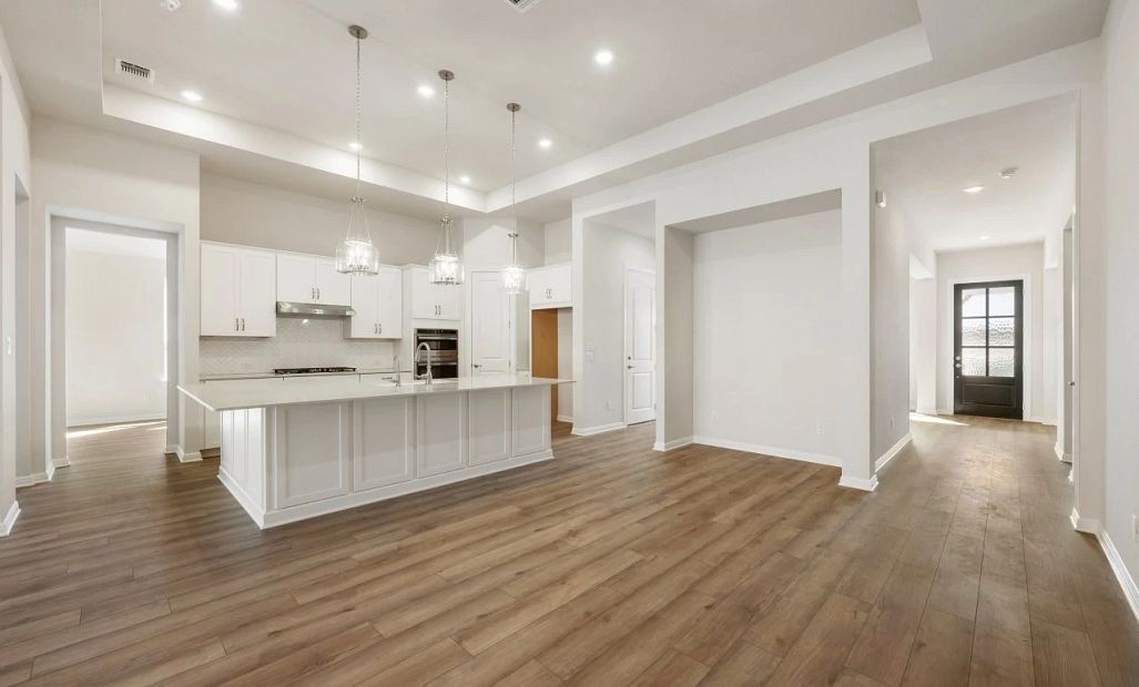 Kitchen & Breakfast Area