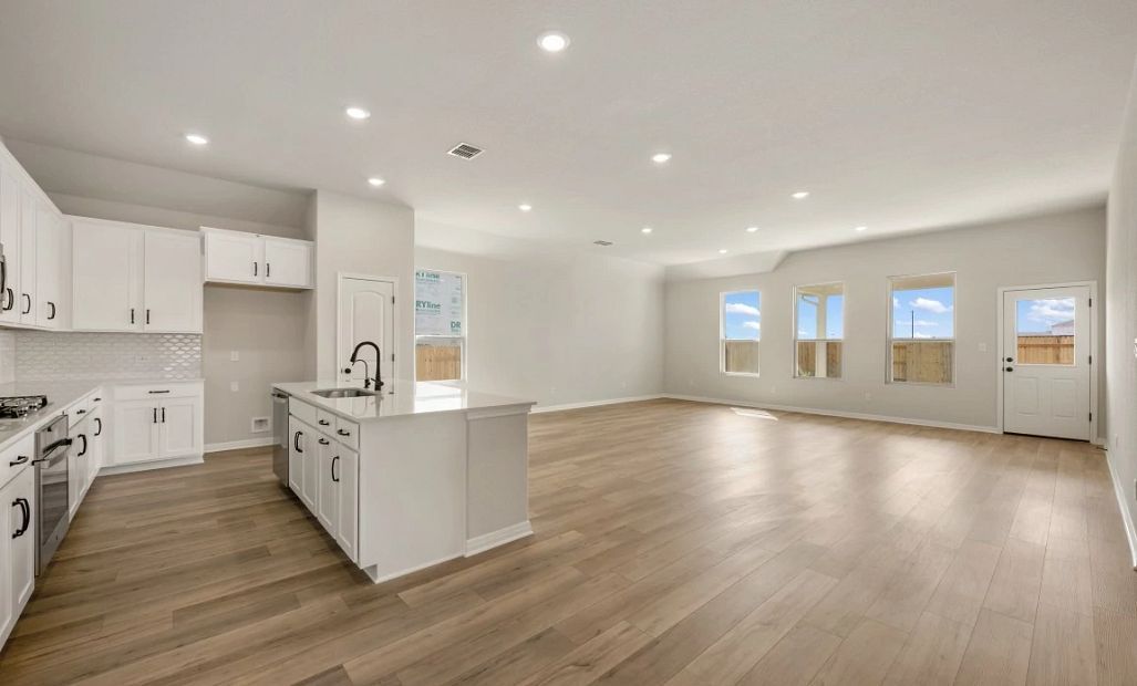 Breakfast & Family Room