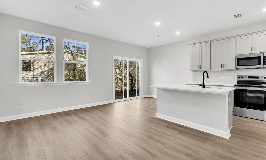 Similar Chartwell floorplan. Features and finishes may vary.