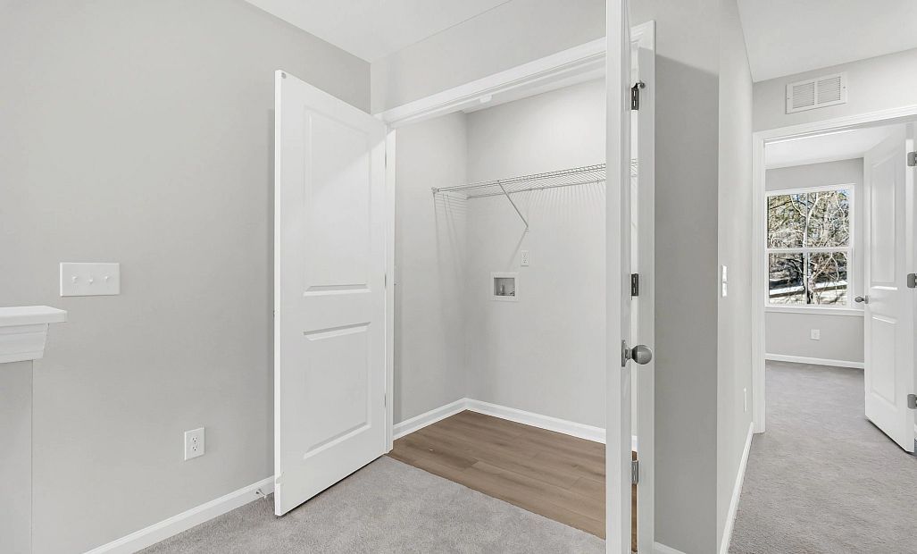 Similar Chartwell floorplan. Features and finishes may vary.