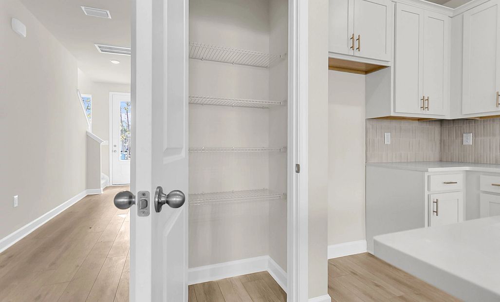 Similar Chartwell floorplan. Features and finishes may vary.