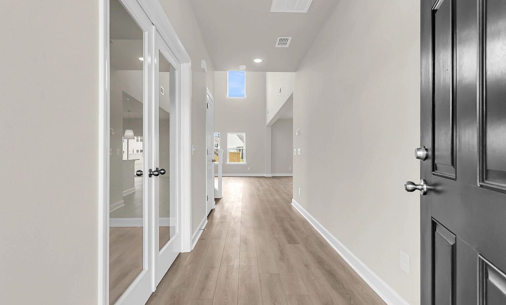 Similar Monroe floorplan with the Timeless Collection. Features and finishes may vary.