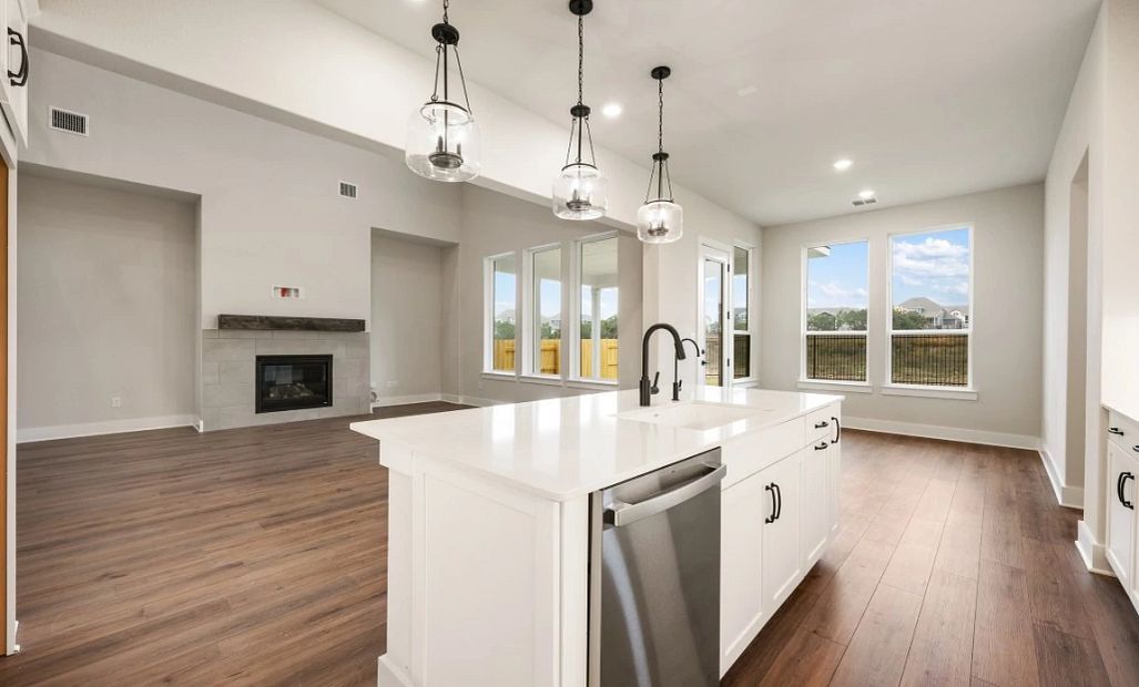 Kitchen & Breakfast Area