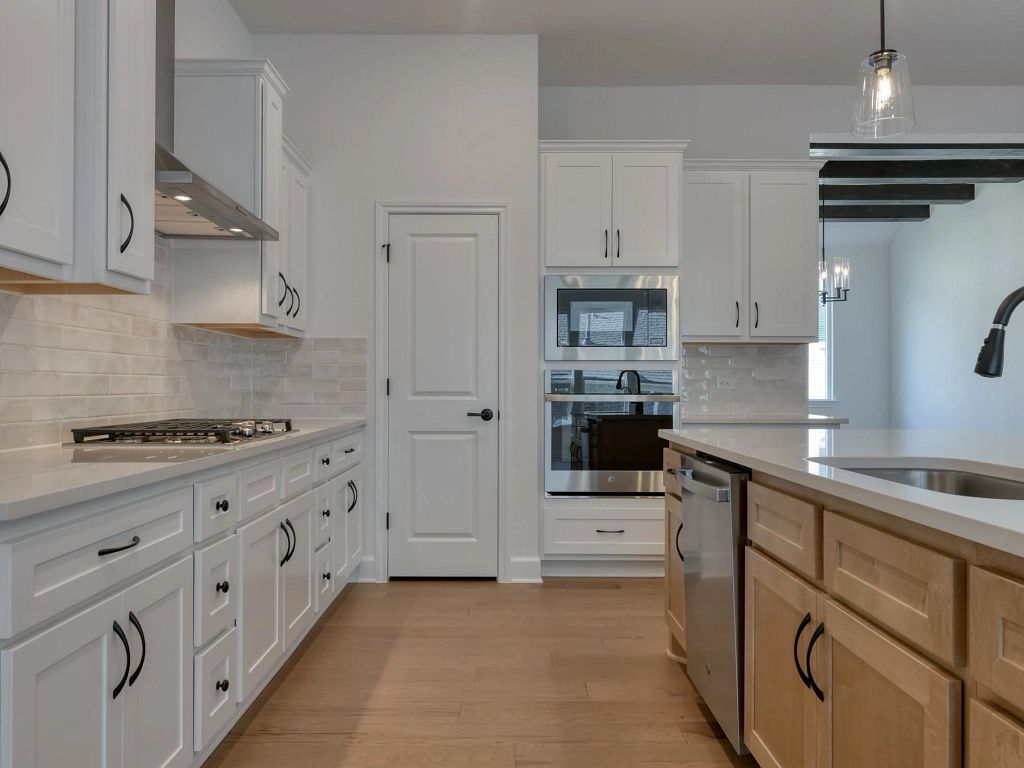 Megan's Landing - Alexander II Interior Image 12