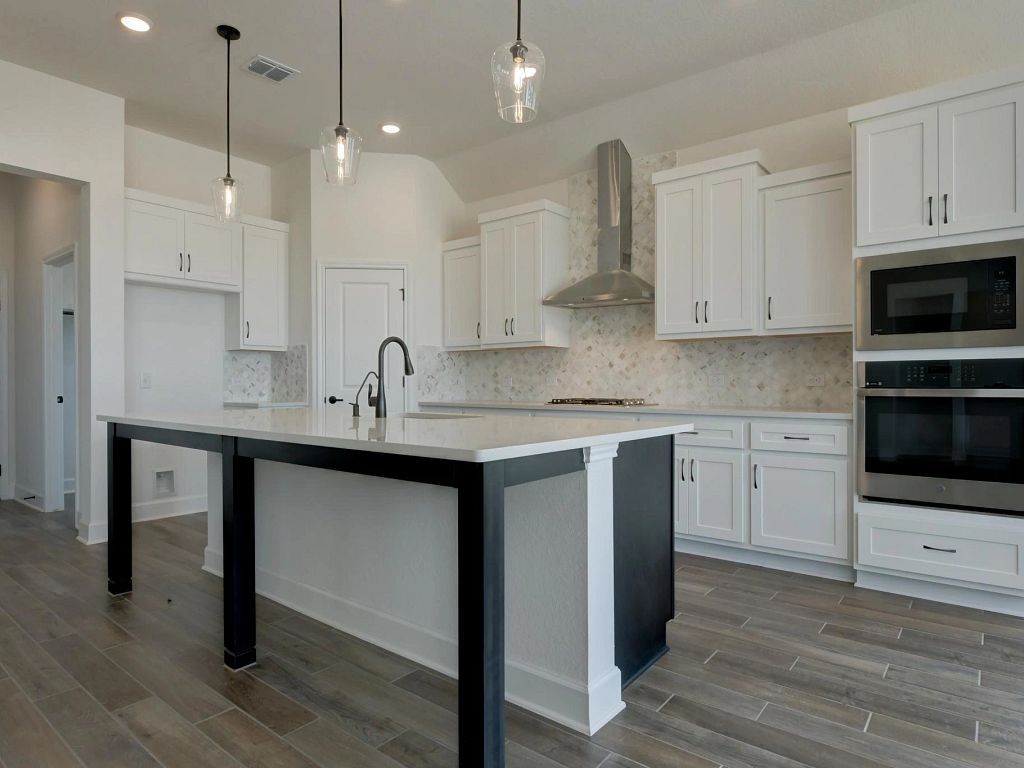 Megan's Landing - Ellington Interior Image 8