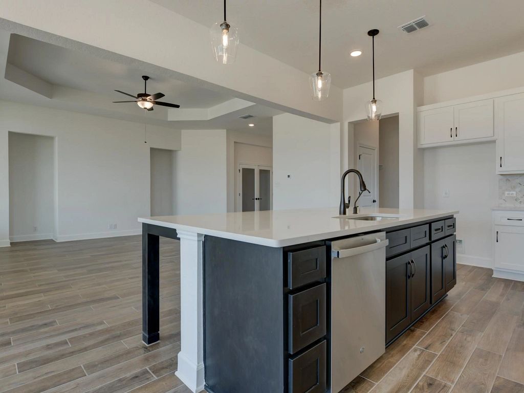 Megan's Landing - Ellington Interior Image 10