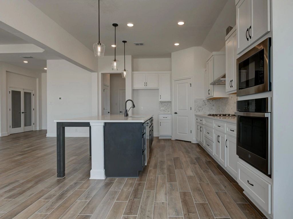 Megan's Landing - Ellington Interior Image 11