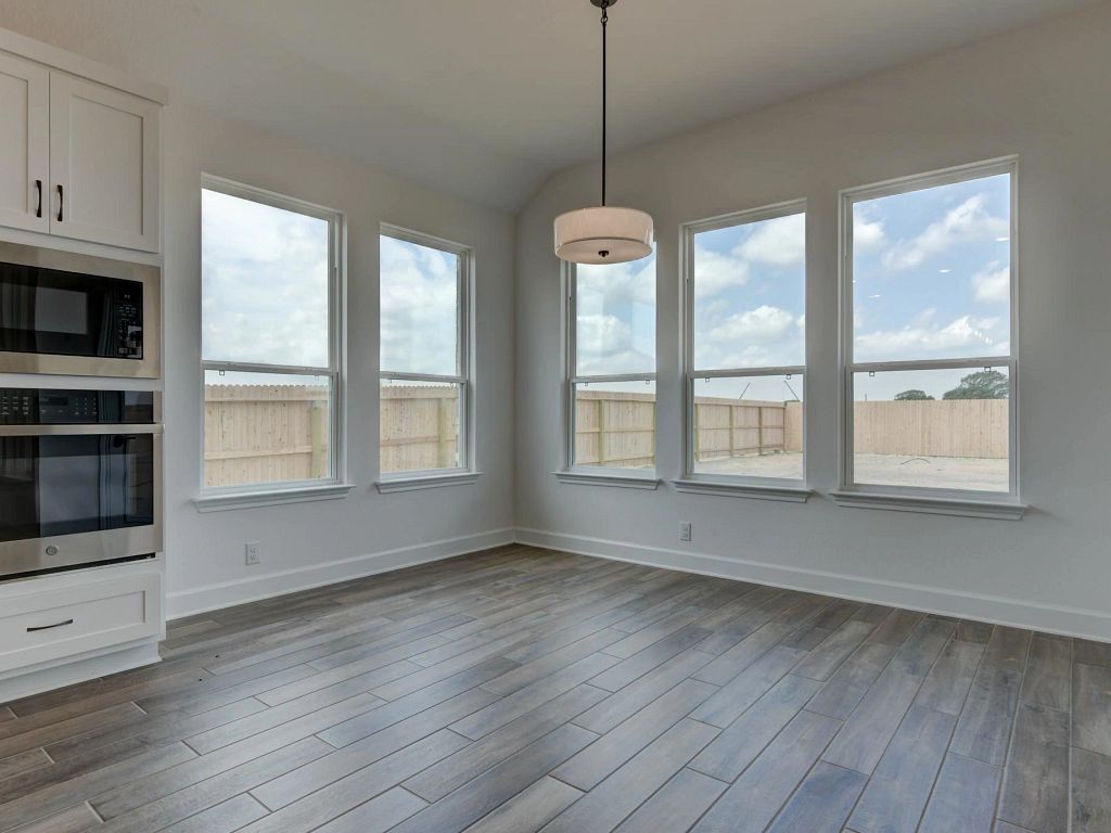 Megan's Landing - Ellington Interior Image 12