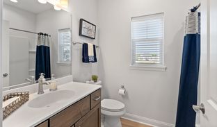 The Gat Standing Stone por Cornerstone Development en Milwaukee-Waukesha Wisconsin