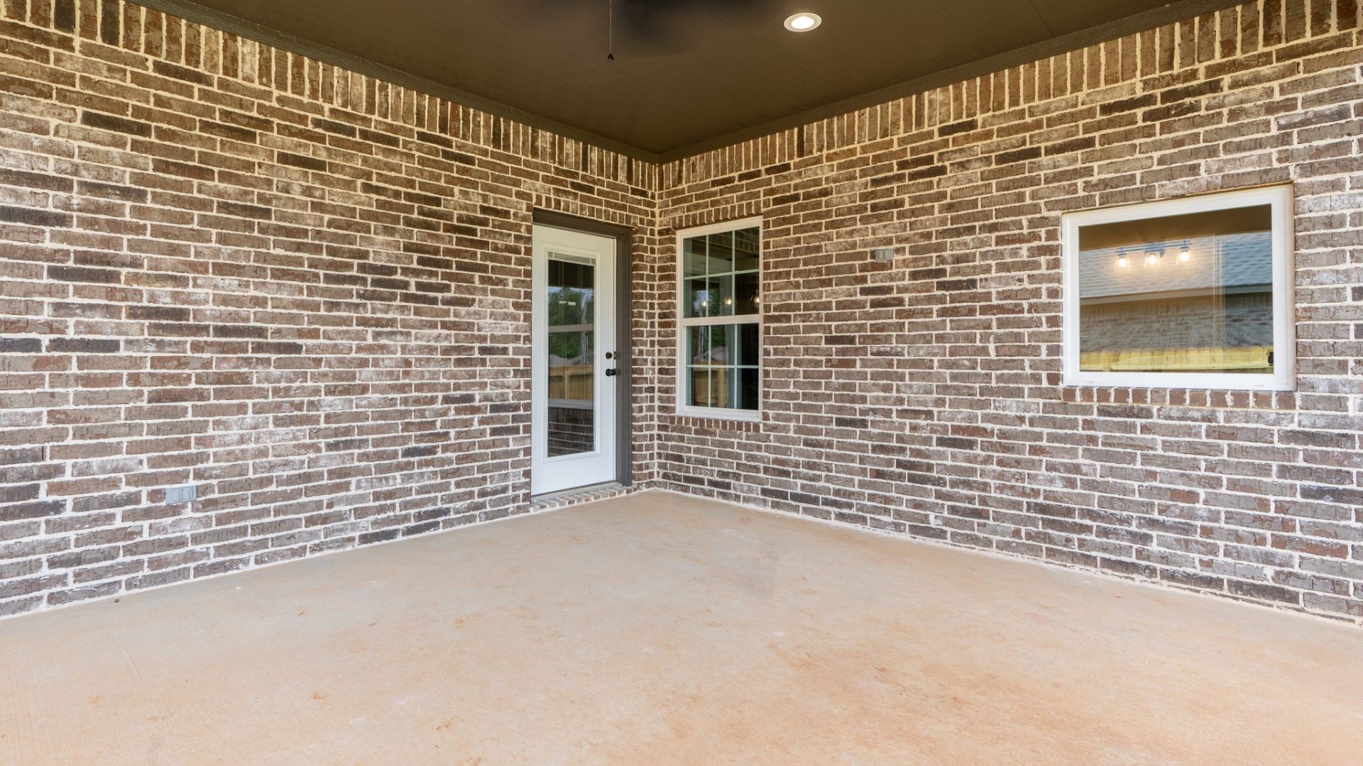 casa en Custom Pools por East Texas Homes