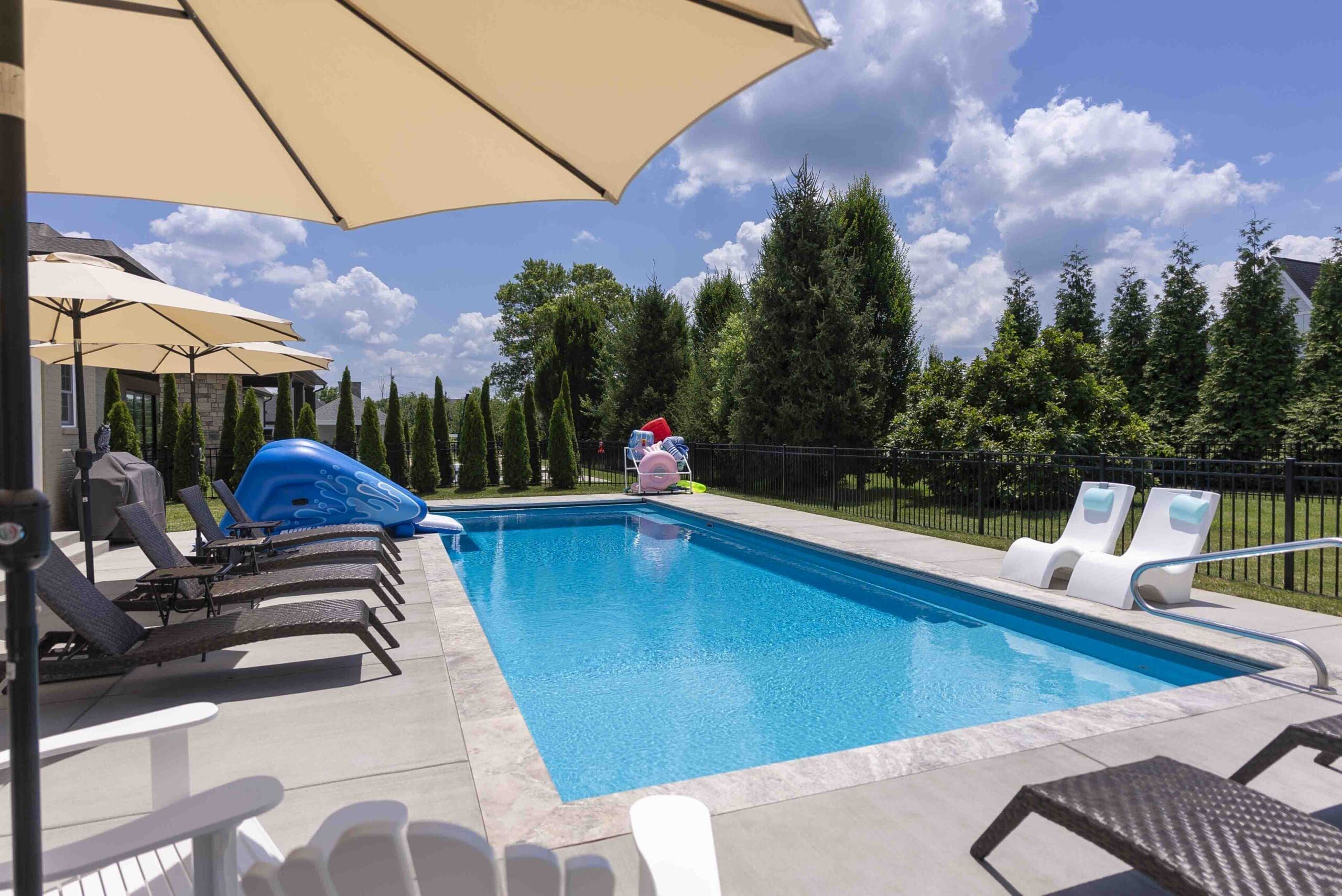 casa en Luxury Pools & Outdoor Living por P.L. Lyons Builders