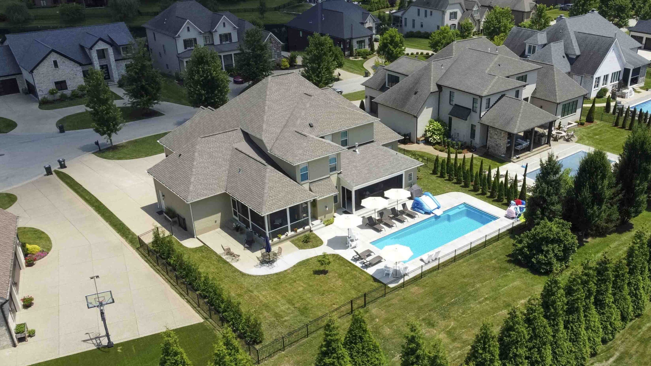 casa en Luxury Pools & Outdoor Living por P.L. Lyons Builders