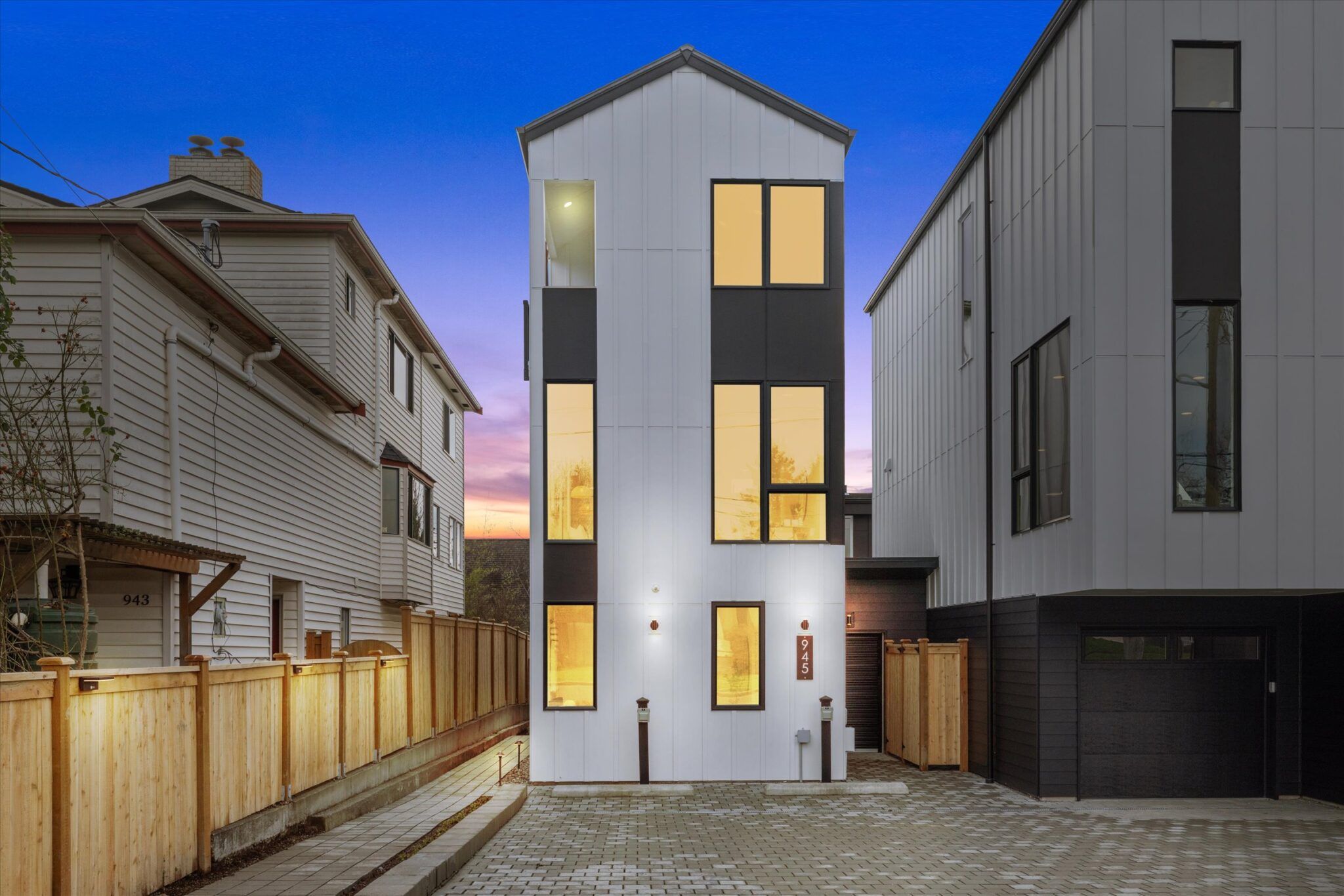 casa en West Woodland Ballard por Mirra Homes, LLC