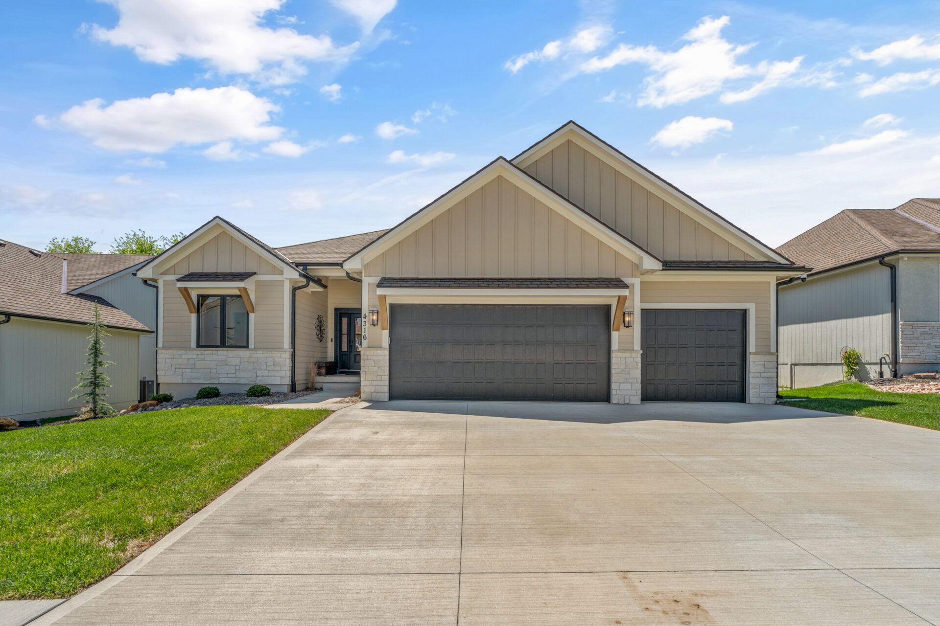4316 Ne Hideaway Dr. Lees Summit, MO 64064