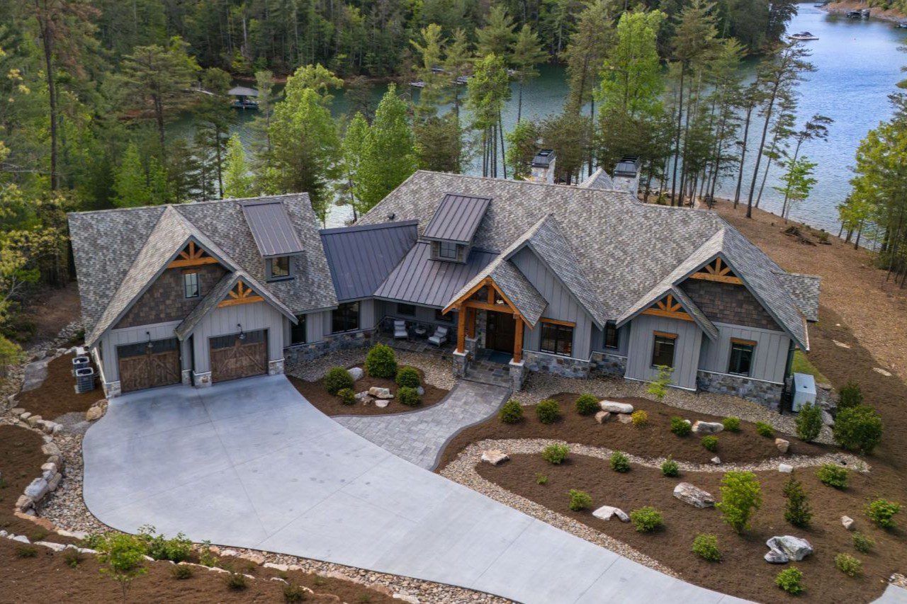 casa en Lake James Custom Homes, LLC por Lake James Custom Homes, LLC