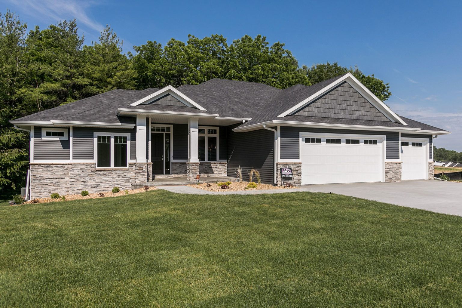 casa en Precision Builders por Precision Builders