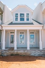 Courtyard At City Dockscourtyard por Elliott Homes, LLC en Biloxi Mississippi