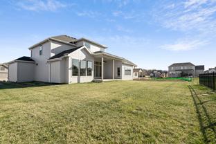 The Greens At Shoal Creek Valley por Rob Washam Homes en Kansas City Missouri