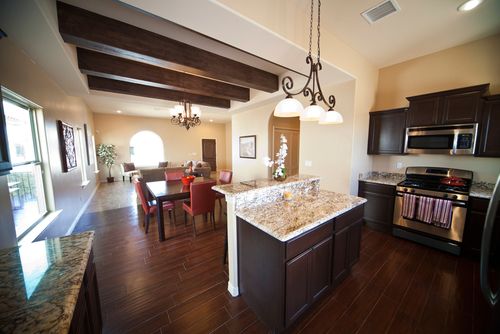 casa en Pointe Homes por Pointe Homes