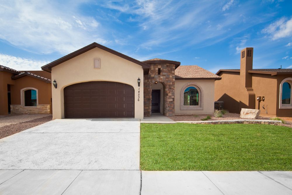 casa en Pointe Homes por Pointe Homes