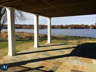 J. Hall Homes por J. Hall Homes en Washington Virginia