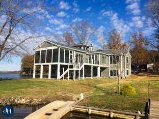 J. Hall Homes por J. Hall Homes en Washington Virginia