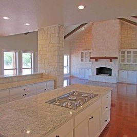 Hill Country Classics Custom Homes por Hill Country Classics Custom Homes en San Antonio Texas