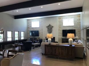 Hill Country Classics Custom Homes por Hill Country Classics Custom Homes en San Antonio Texas