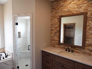 Hill Country Classics Custom Homes por Hill Country Classics Custom Homes en San Antonio Texas