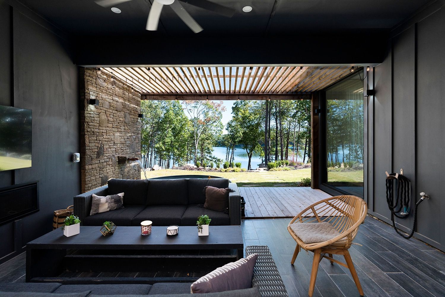 casa en Waterview Townhomes Of Lake Arrowhead por Rezide Properties