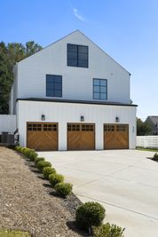 The Shops & Flats At Logan Farm por Rezide Properties en Atlanta Georgia