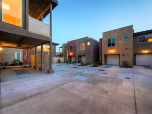 8 ON C Avenue por Kire Builders Inc. en San Diego California