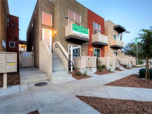 8 ON C Avenue por Kire Builders Inc. en San Diego California