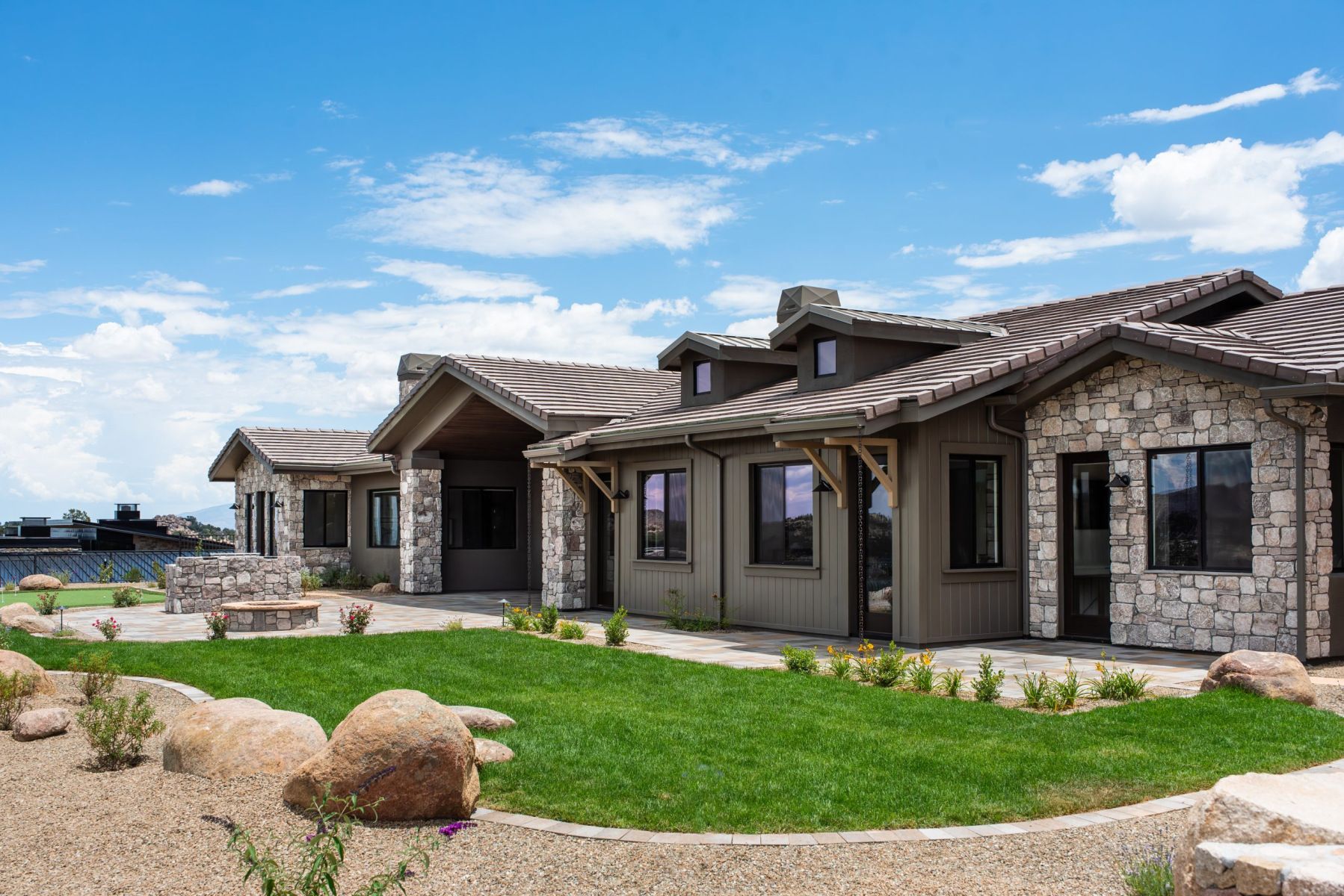 casa en Crystal Creek Builders, Inc. por Crystal Creek Builders, Inc.