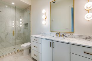 Hills Of Kingswood por Ron Davis Custom Homes en Dallas Texas