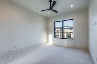 Hills Of Kingswood por Ron Davis Custom Homes en Dallas Texas