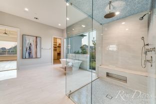 Newman Village por Ron Davis Custom Homes en Dallas Texas